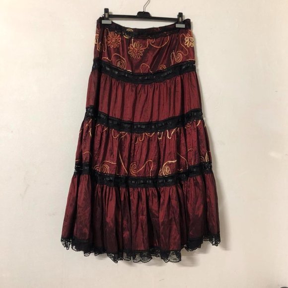 Red tiered skirt with lace and embroidery detailing - Picture 3 of 4